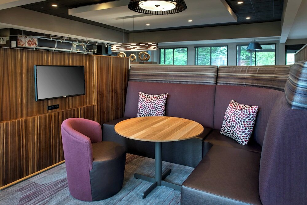 Фото Courtyard by Marriott Lincroft Red Bank