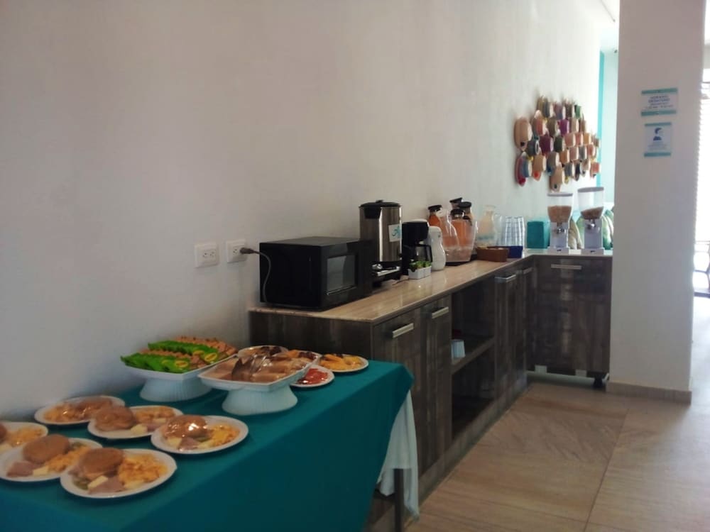 Фото Azure Lofts & Pool Hotel