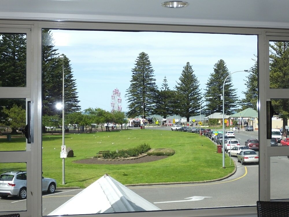 Фото Nightcap at Hotel Victor