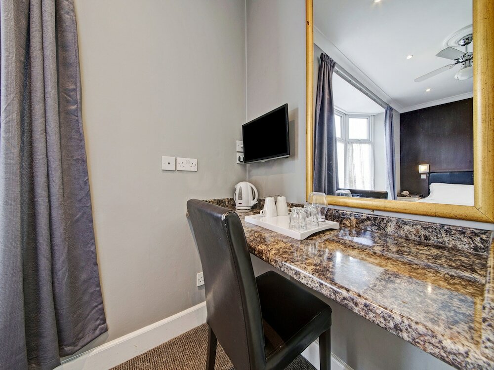 Фото Oyo Bostons Manor Hotel