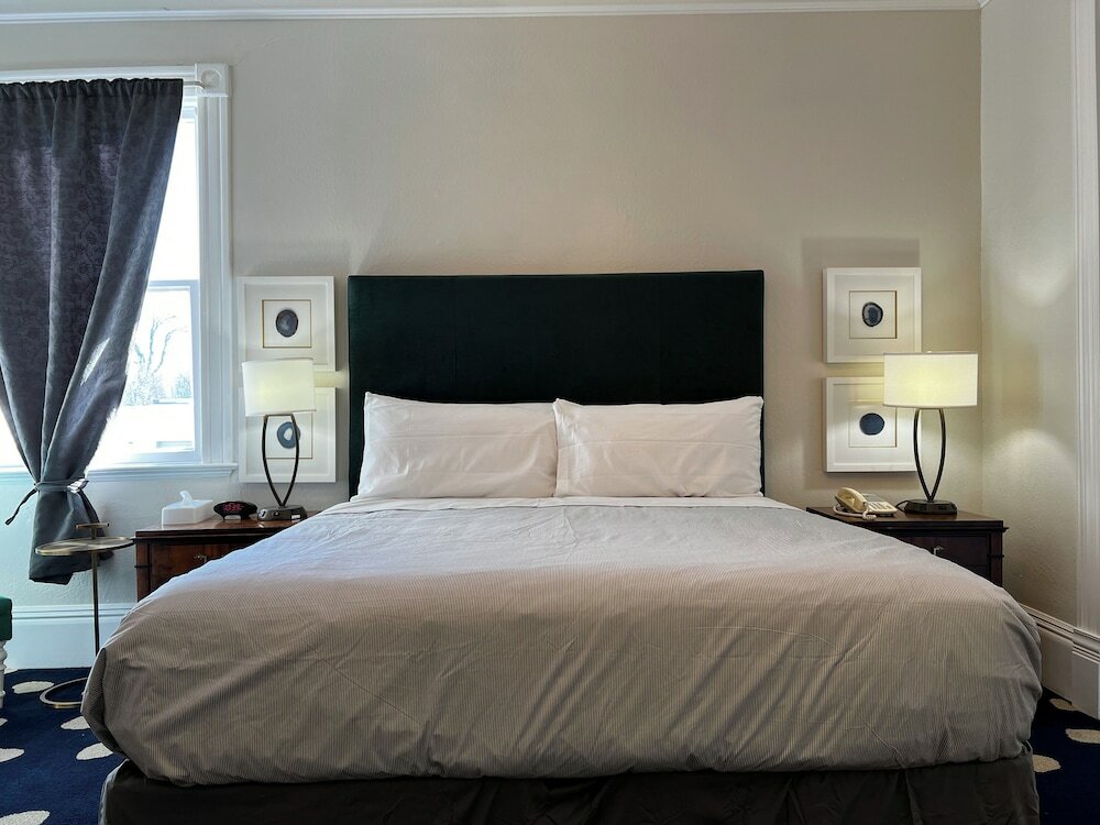 Фото The Sterling Hotel