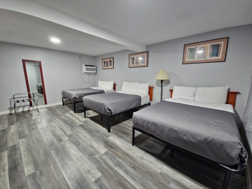 Фото The L Motel