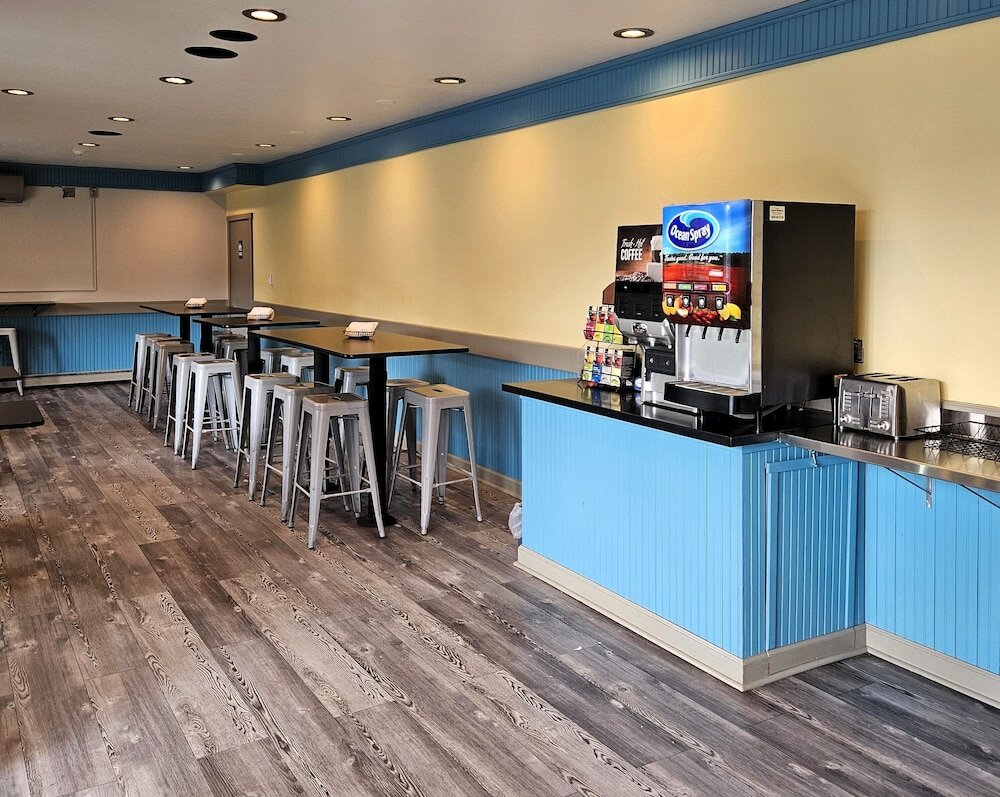 Фото Days Inn and Suites by Wyndham Downtown Missoula-University