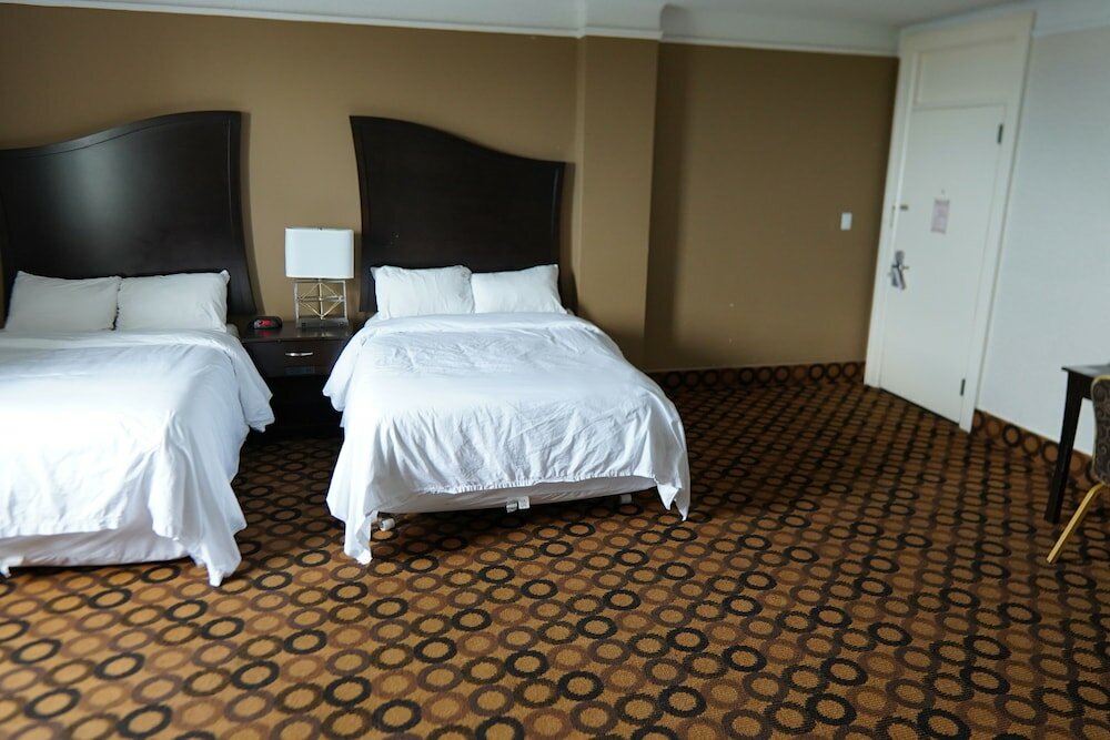 Фото Prince Arthur Waterfront Hotel & Suites