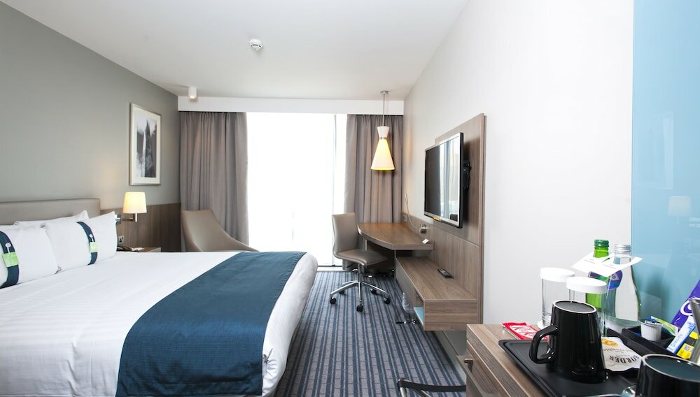 Фото Holiday Inn London - West, an Ihg Hotel