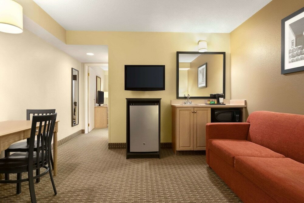Фото Travelodge Suites by Wyndham Moncton