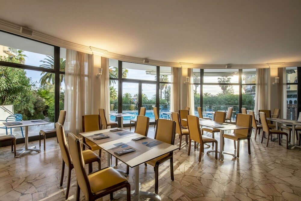 Фото International