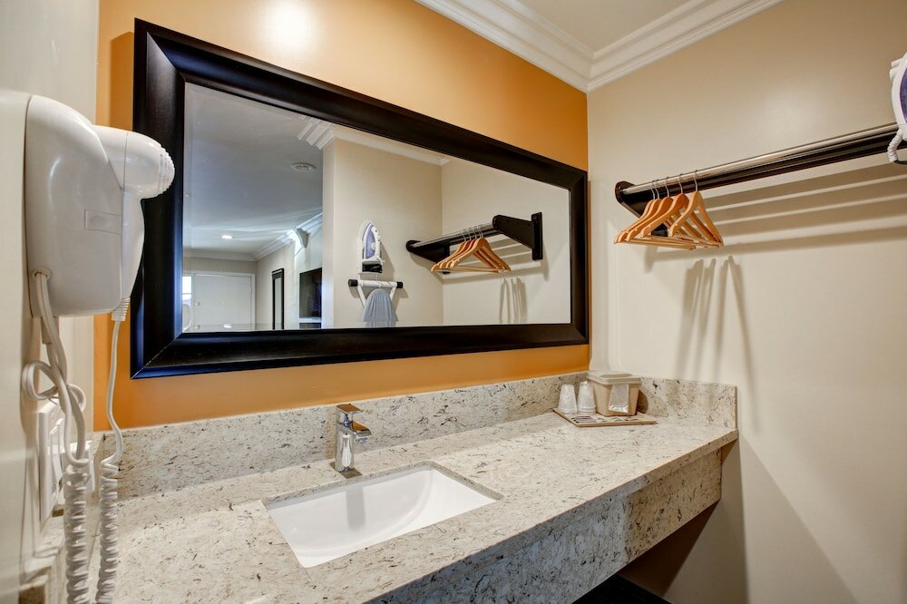 Фото Ontario Inn & Suites