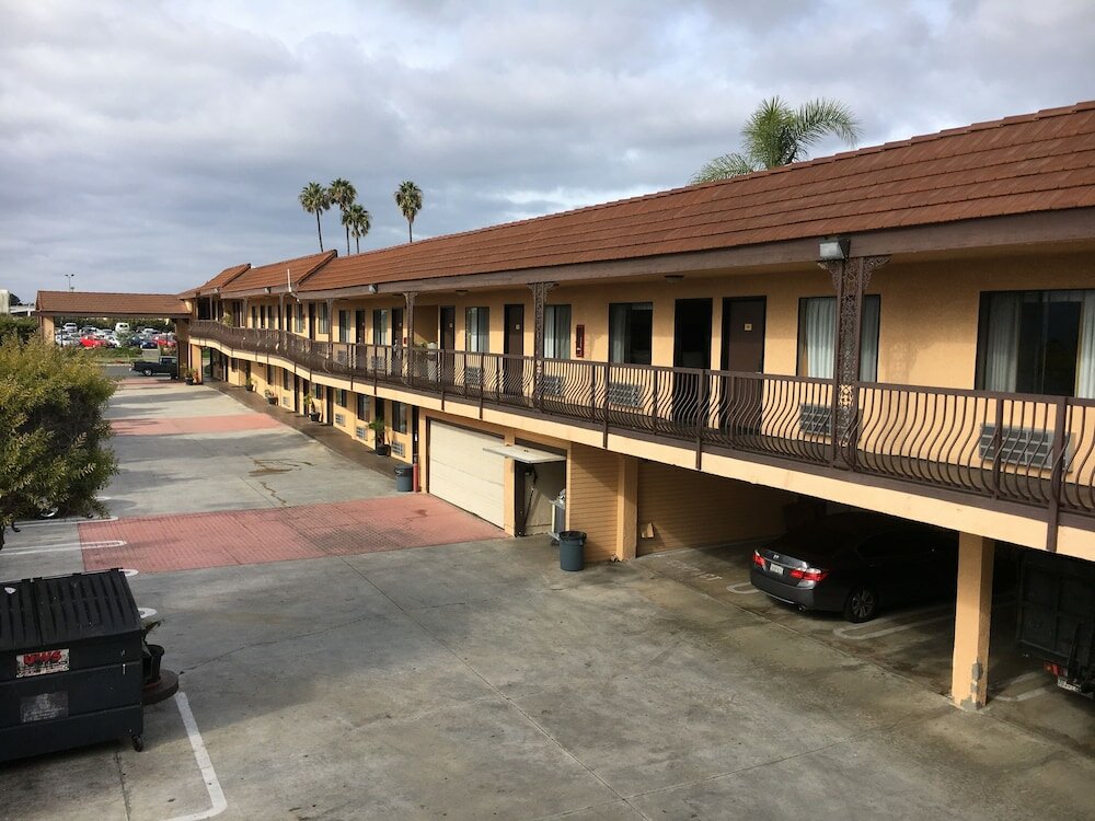 Фото Del Amo Inn