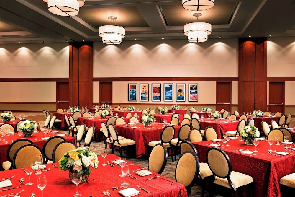 Фото Sheraton Fairplex Hotel & Conference Center