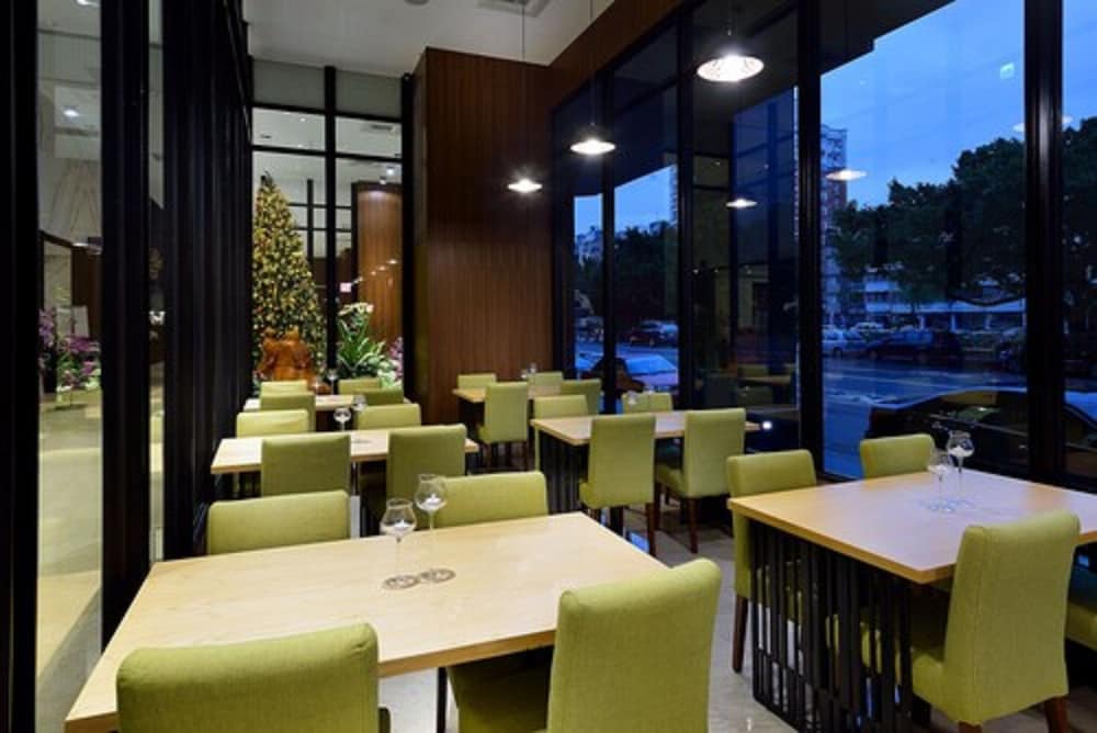 Фото Aeris International Hotel