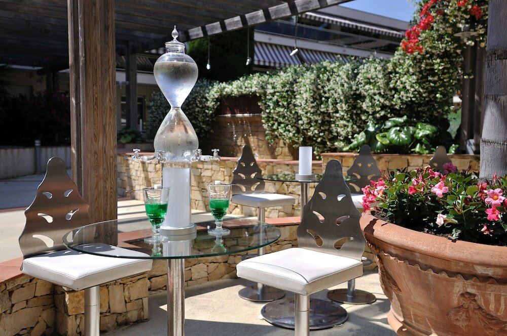 Фото The Originals Boutique, Hôtel Les Strélitzias, Antibes