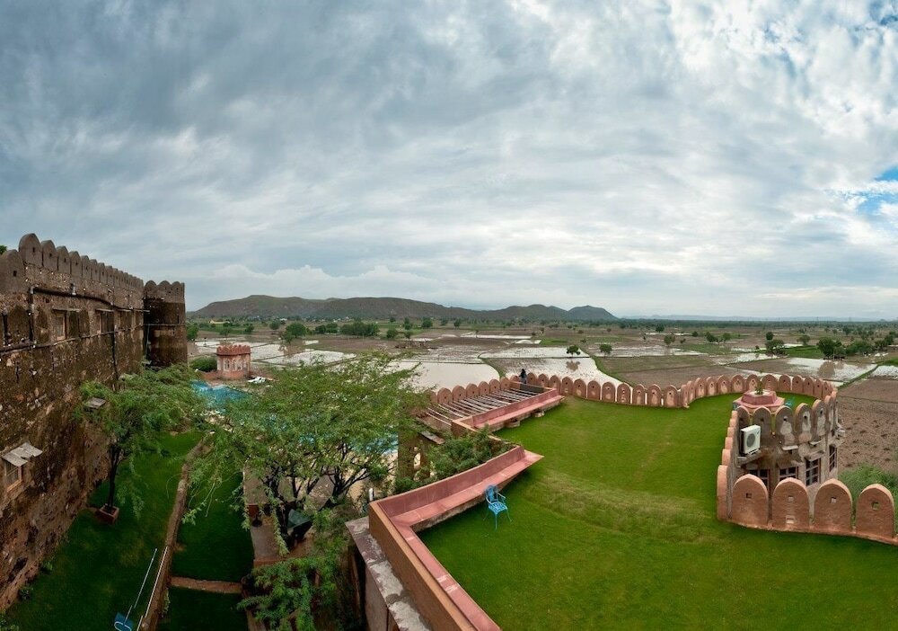 Фото Neemrana's - Hill Fort - Kesroli
