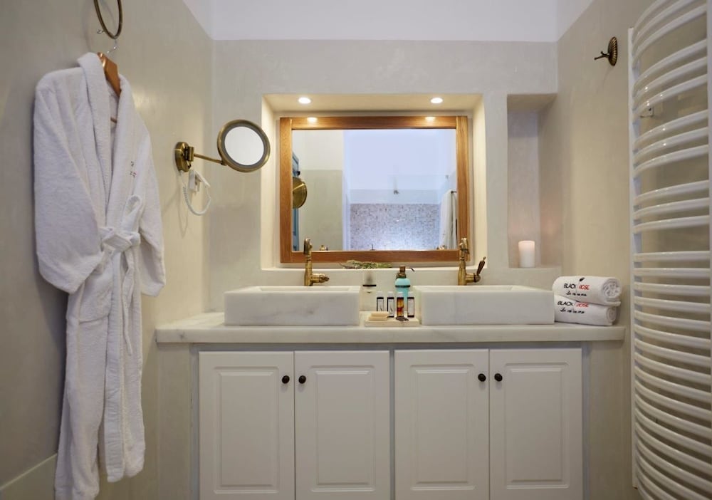 Фото Black Rose Suites