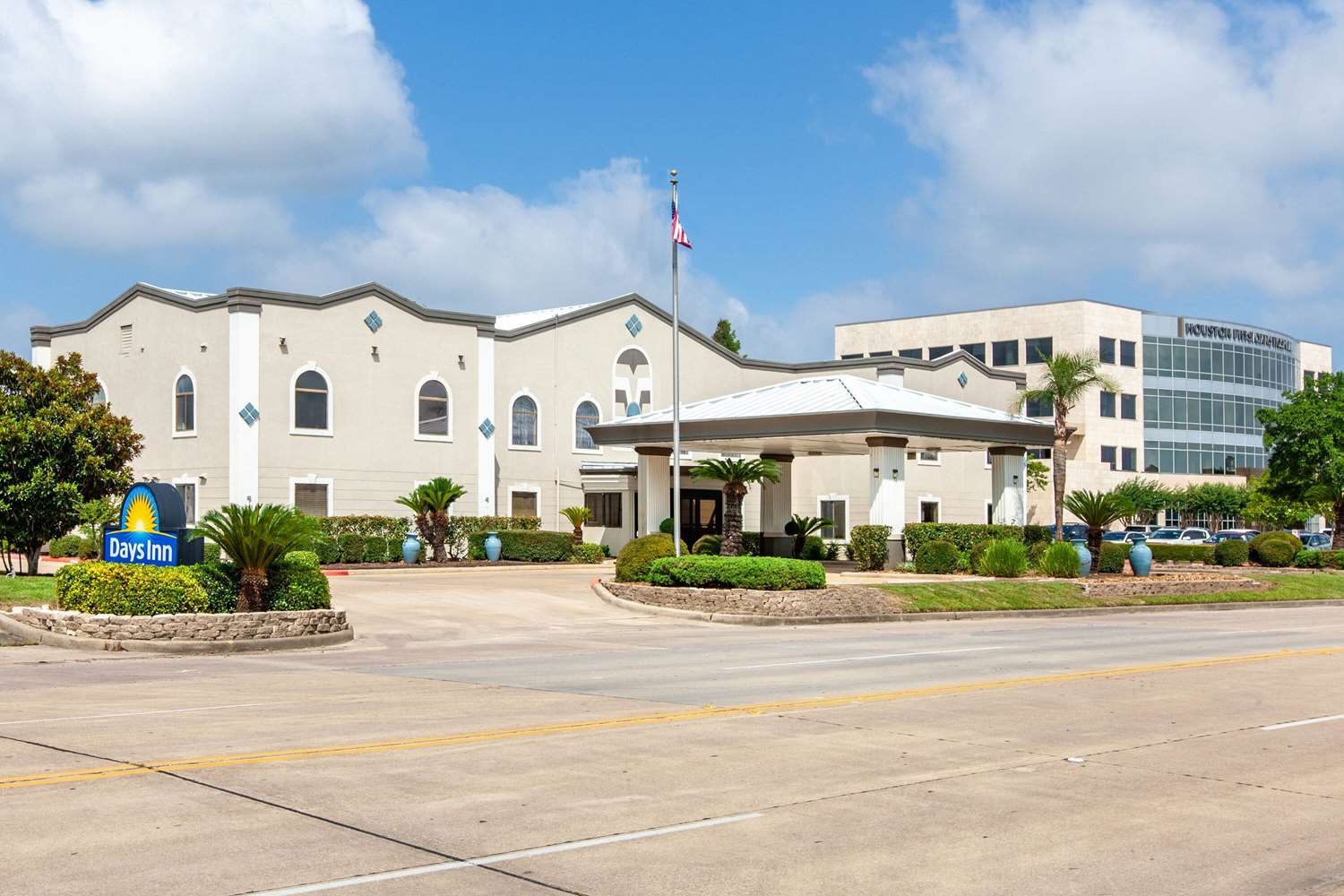 Фото Days Inn & Suites by Wyndham Webster NASA-ClearLake-Houston