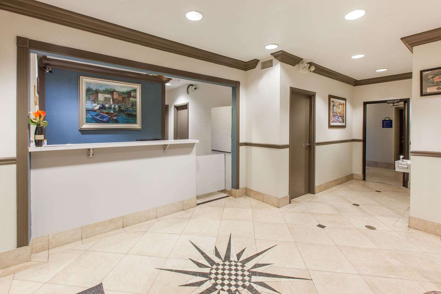 Фото Days Inn & Suites by Wyndham Webster NASA-ClearLake-Houston