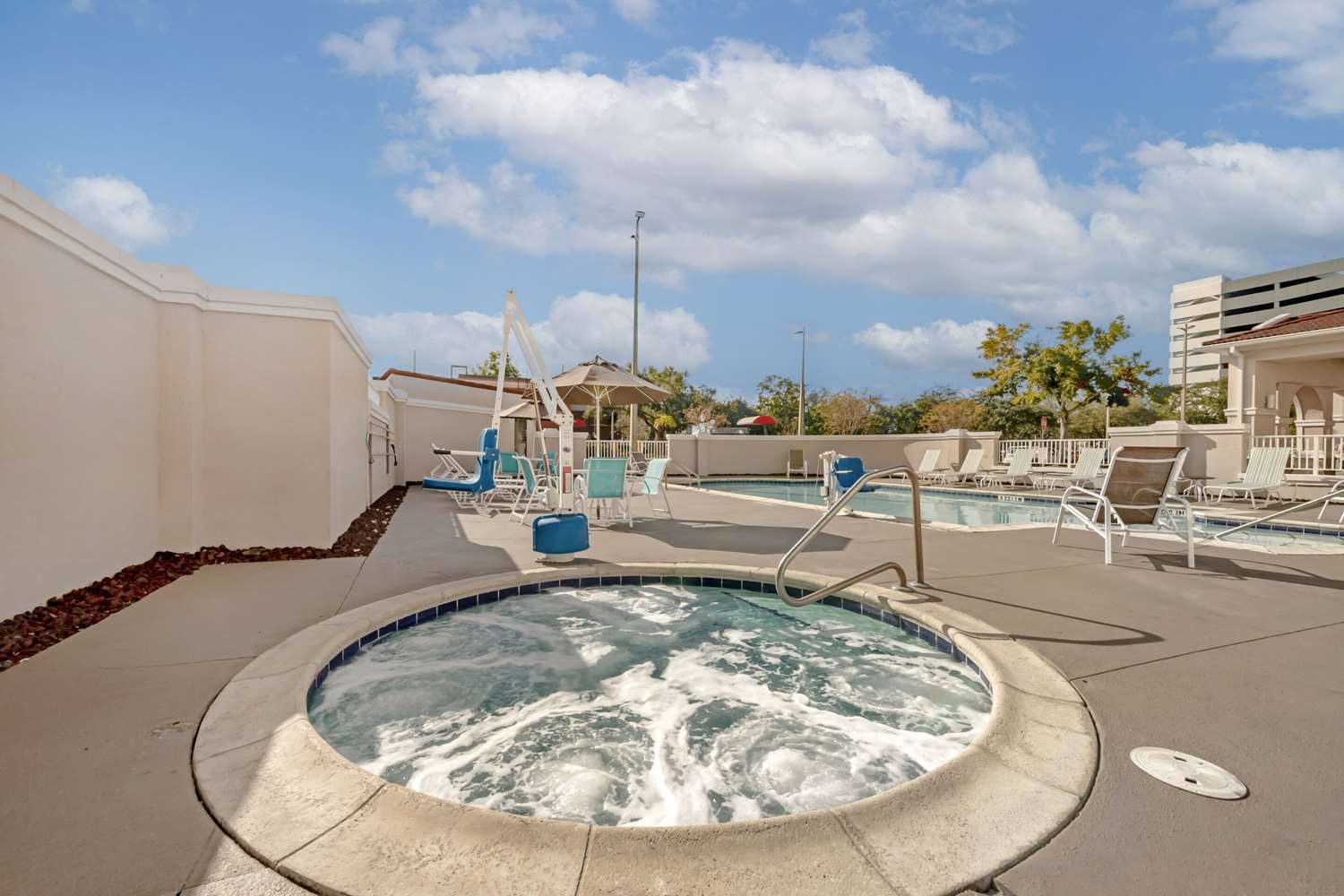 Фото Comfort Suites Downtown