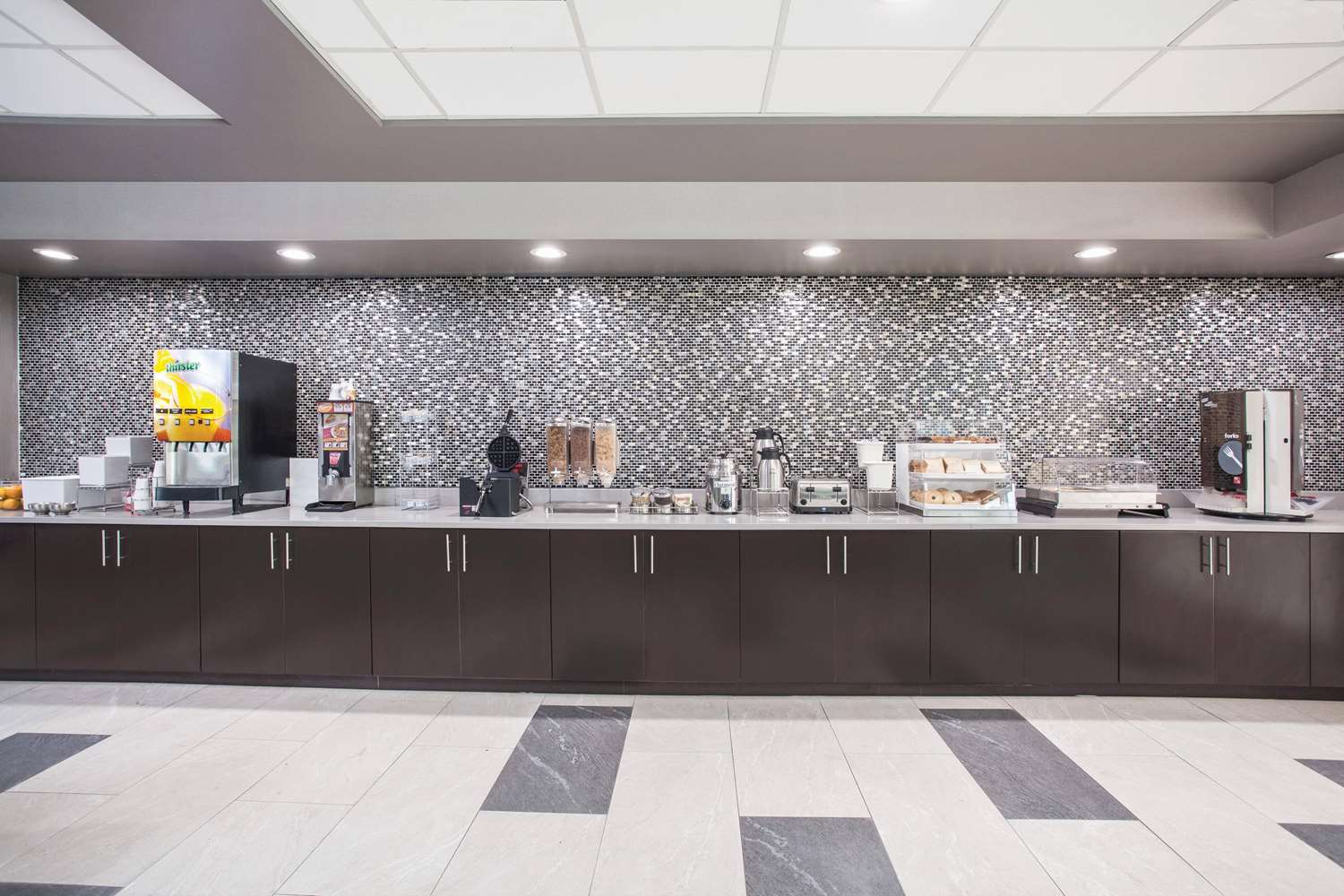 Фото La Quinta Inn & Suites by Wyndham Clearwater South