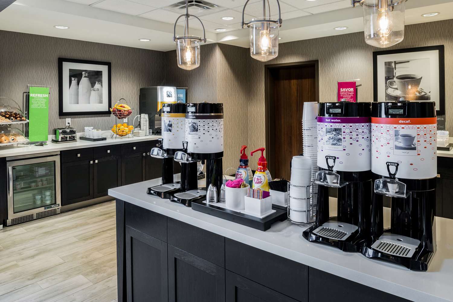 Фото Hampton Inn & Suites Wixom