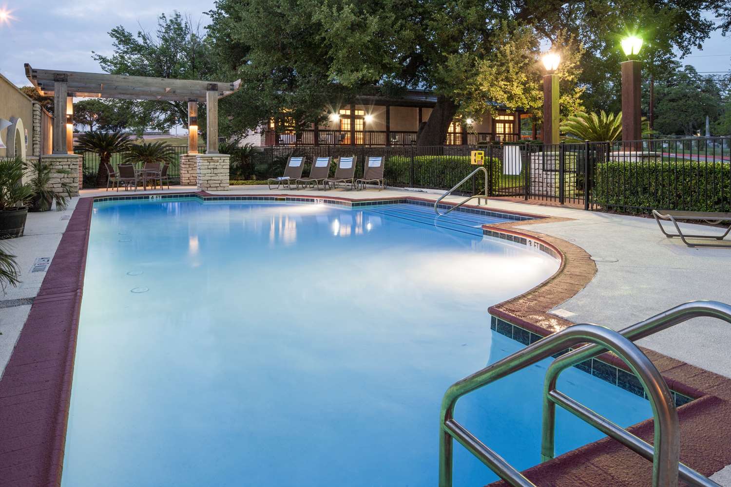 Фото DoubleTree by Hilton Austin - University Area
