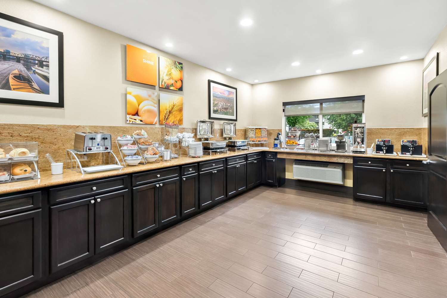 Фото Comfort Suites Portland Airport