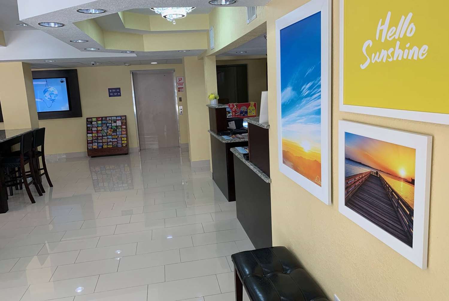 Фото Days Inn & Suites by Wyndham Tampa/Raymond James Stadium