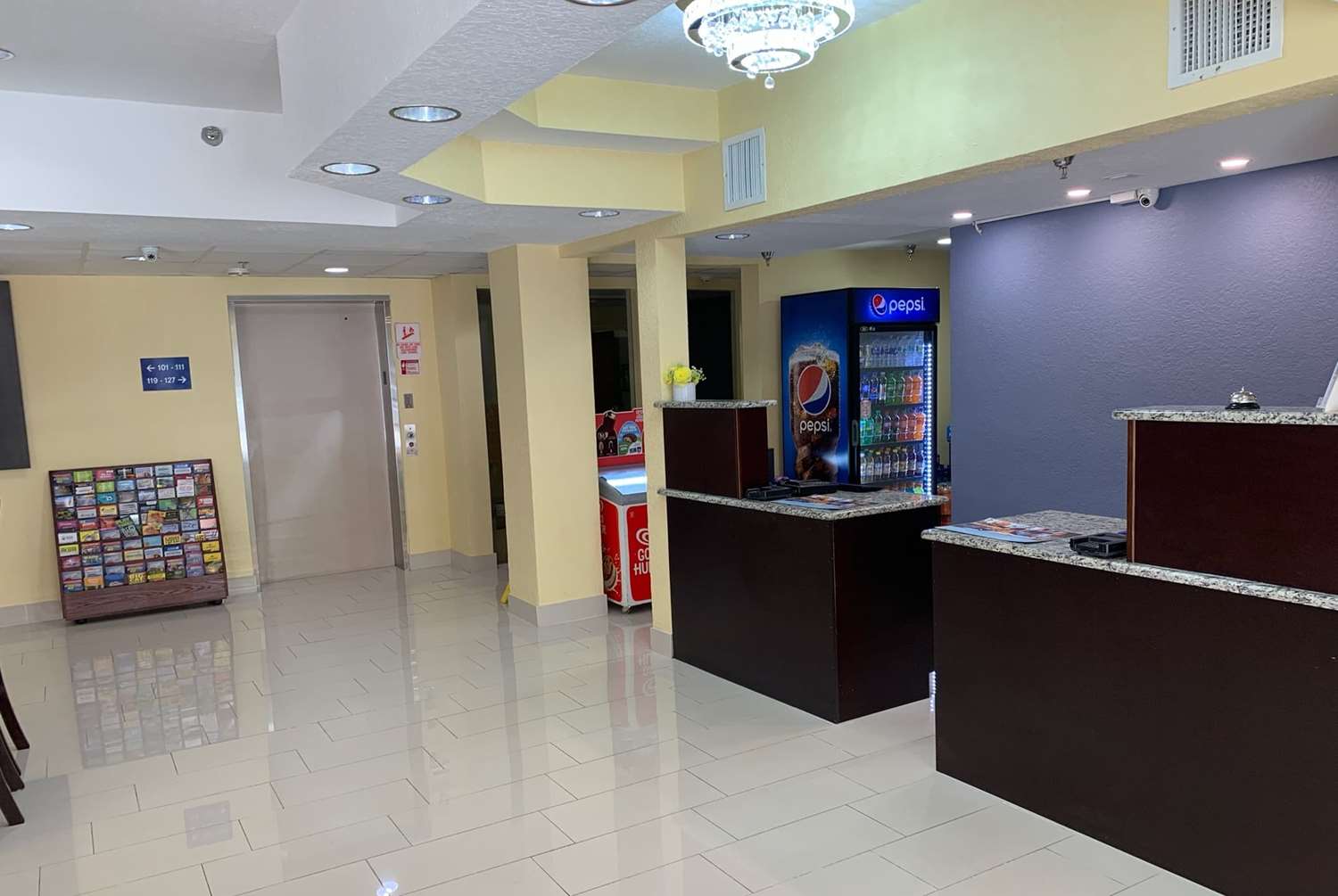 Фото Days Inn & Suites by Wyndham Tampa/Raymond James Stadium