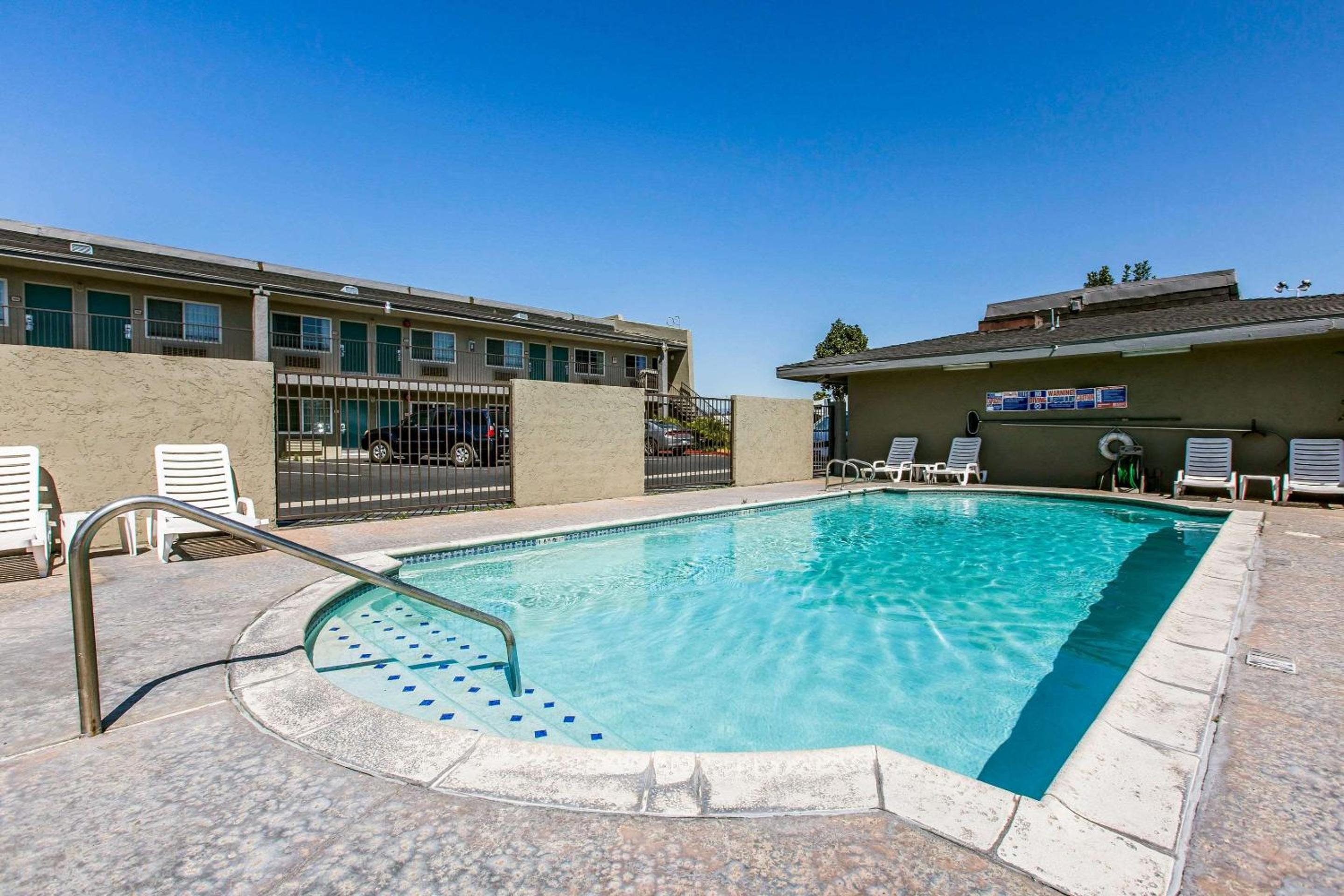 Фото Rodeway Inn Ontario Airport Mills