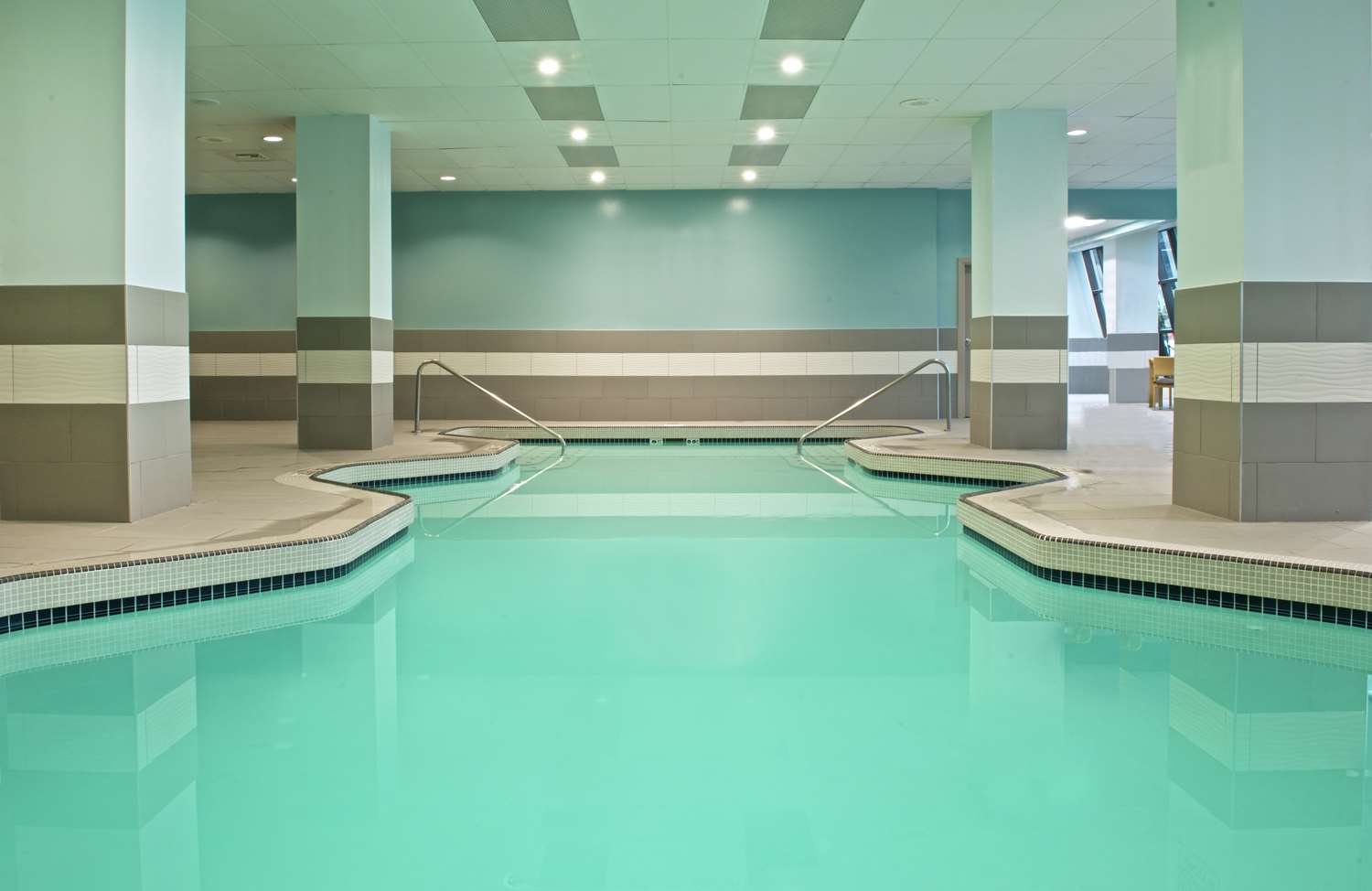 Фото Embassy Suites by Hilton Portland Washington Square