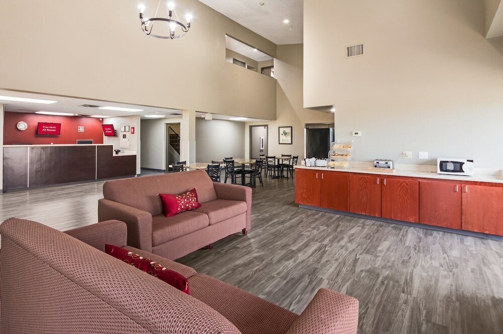 Фото Red Roof Inn & Suites Austin East - Manor