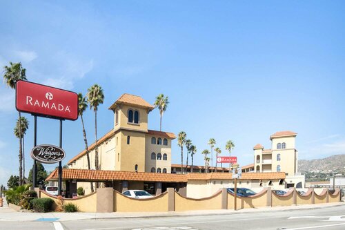 Гостиница Ramada by Wyndham Burbank Airport в Бербанке