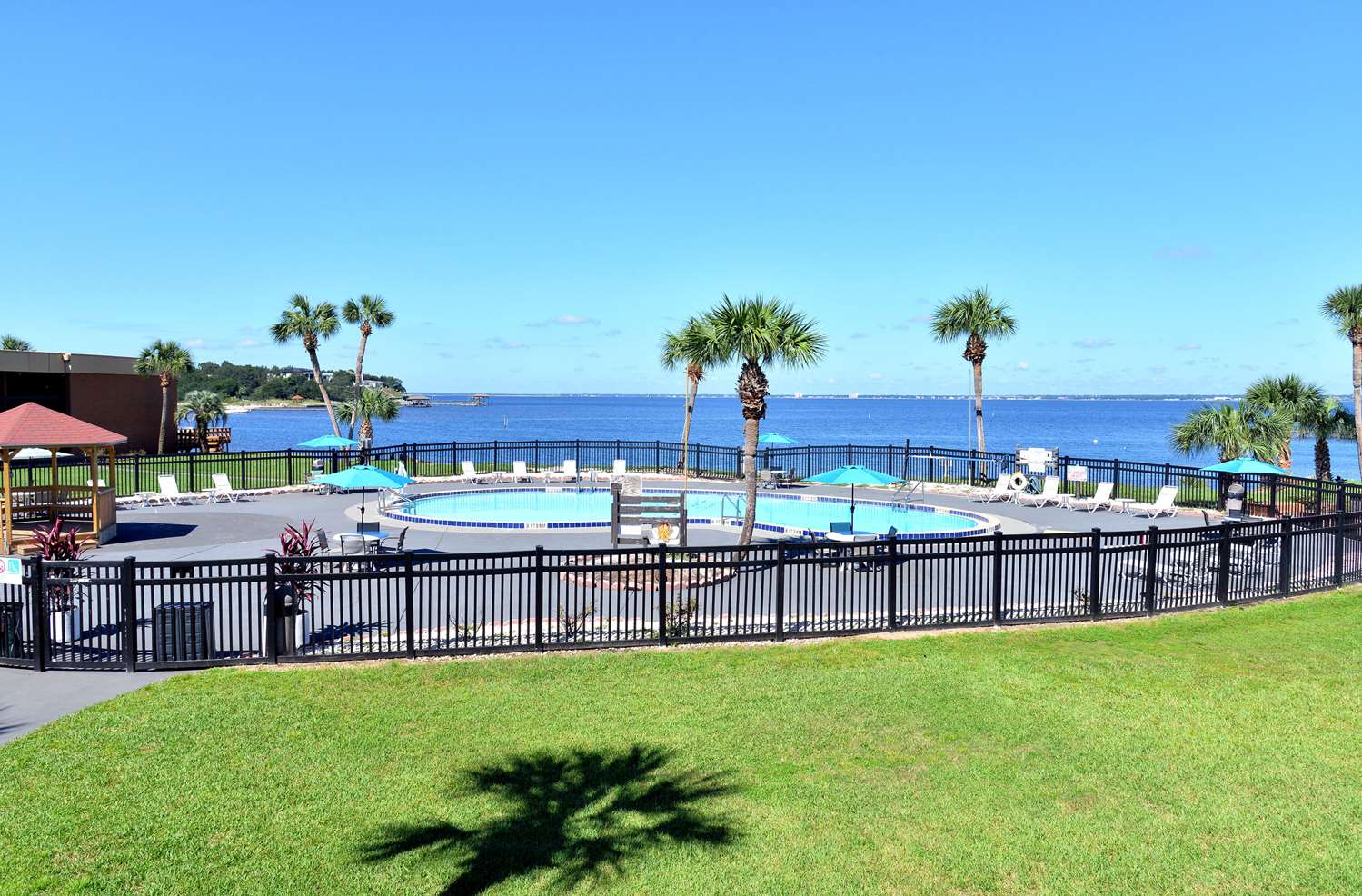 Фото Quality Inn & Suites Gulf Breeze Bayside near Pensacola Beach