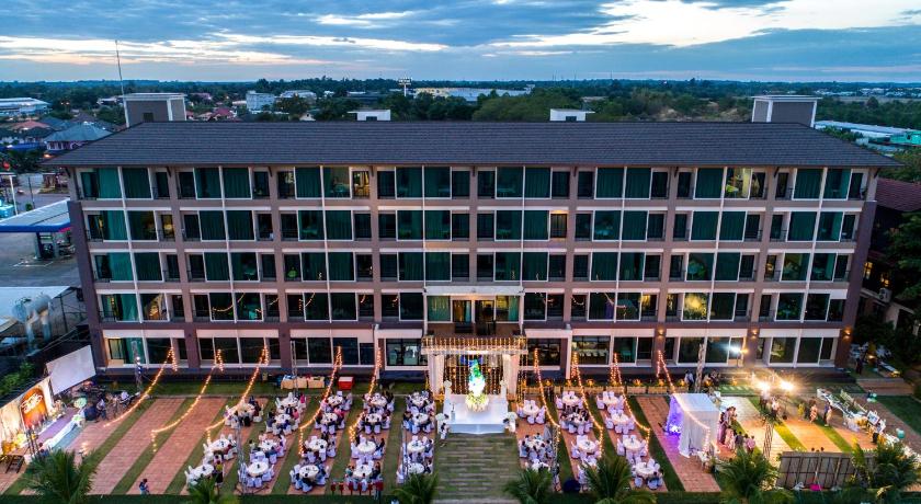 Фото The River Hotel