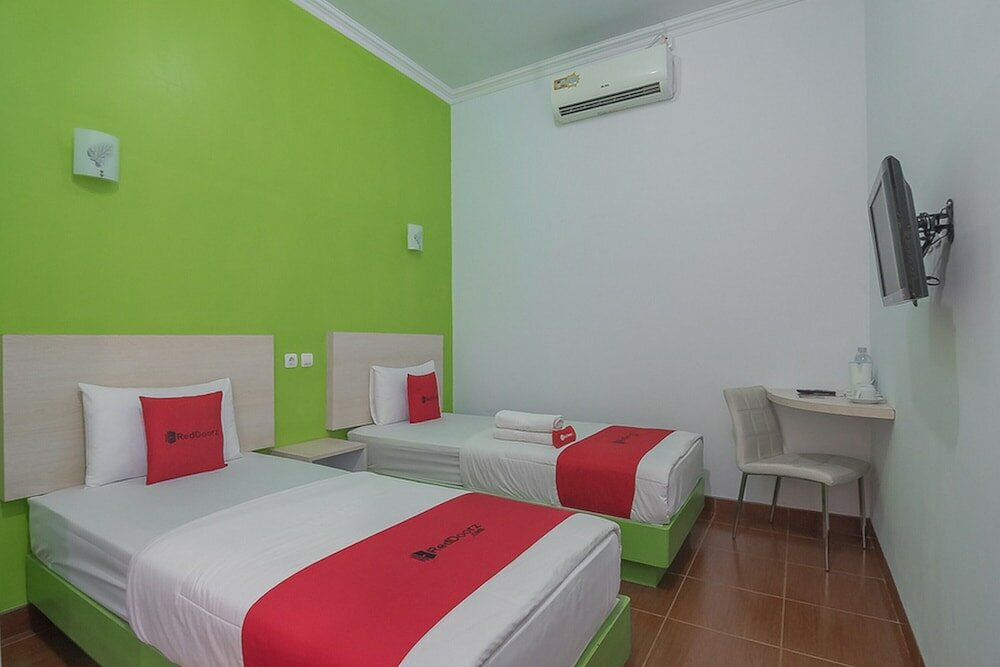 Фото RedDoorz Plus near Alun Alun Kuningan