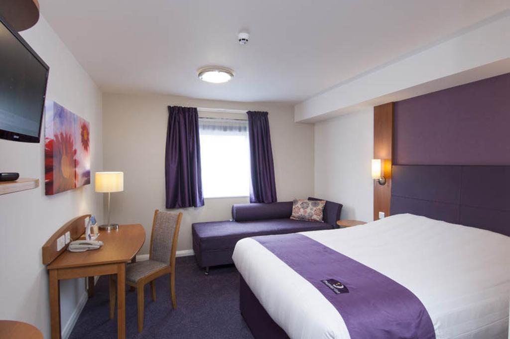 Фото Premier Inn London Putney Bridge