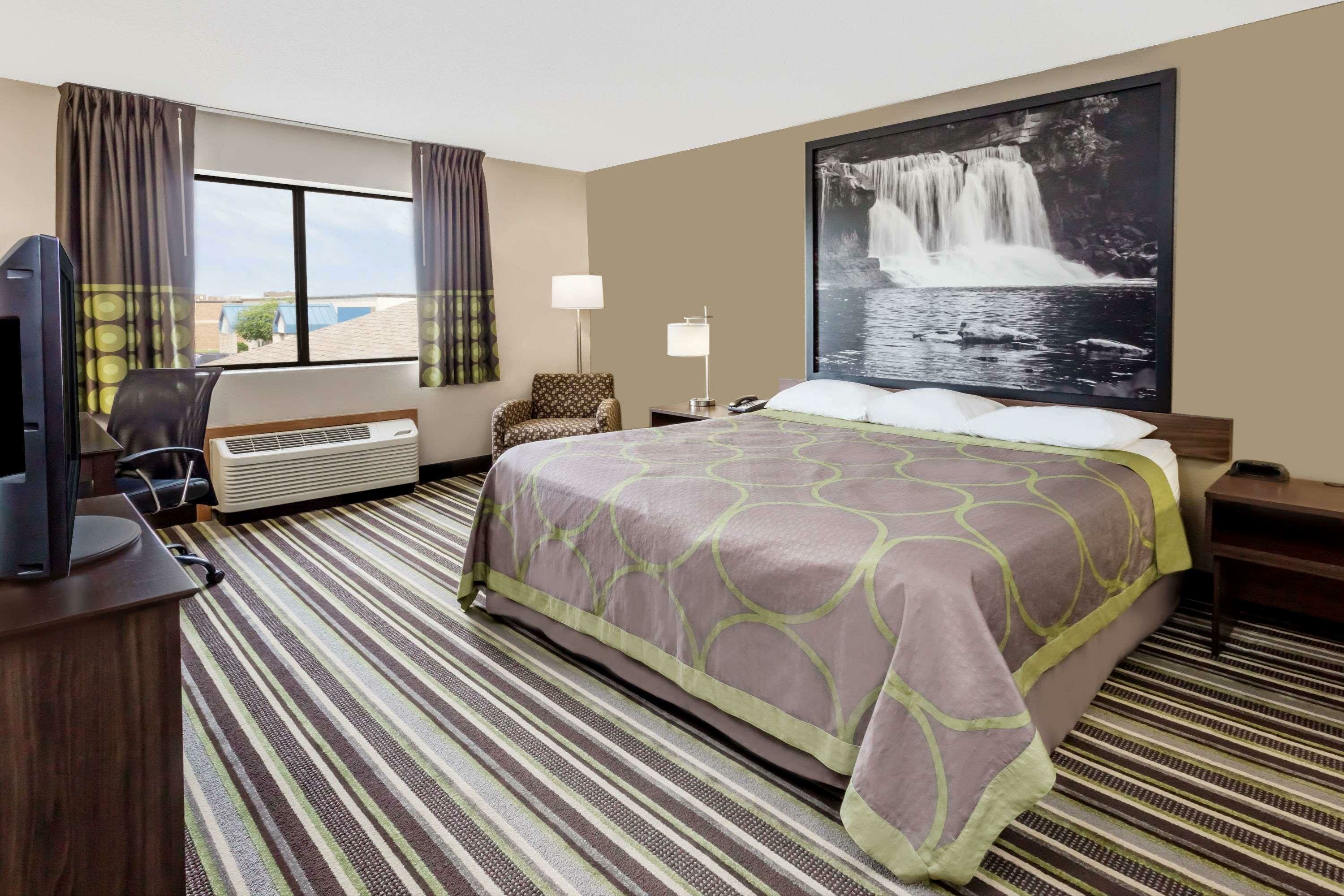 Фото Super 8 by Wyndham Plymouth