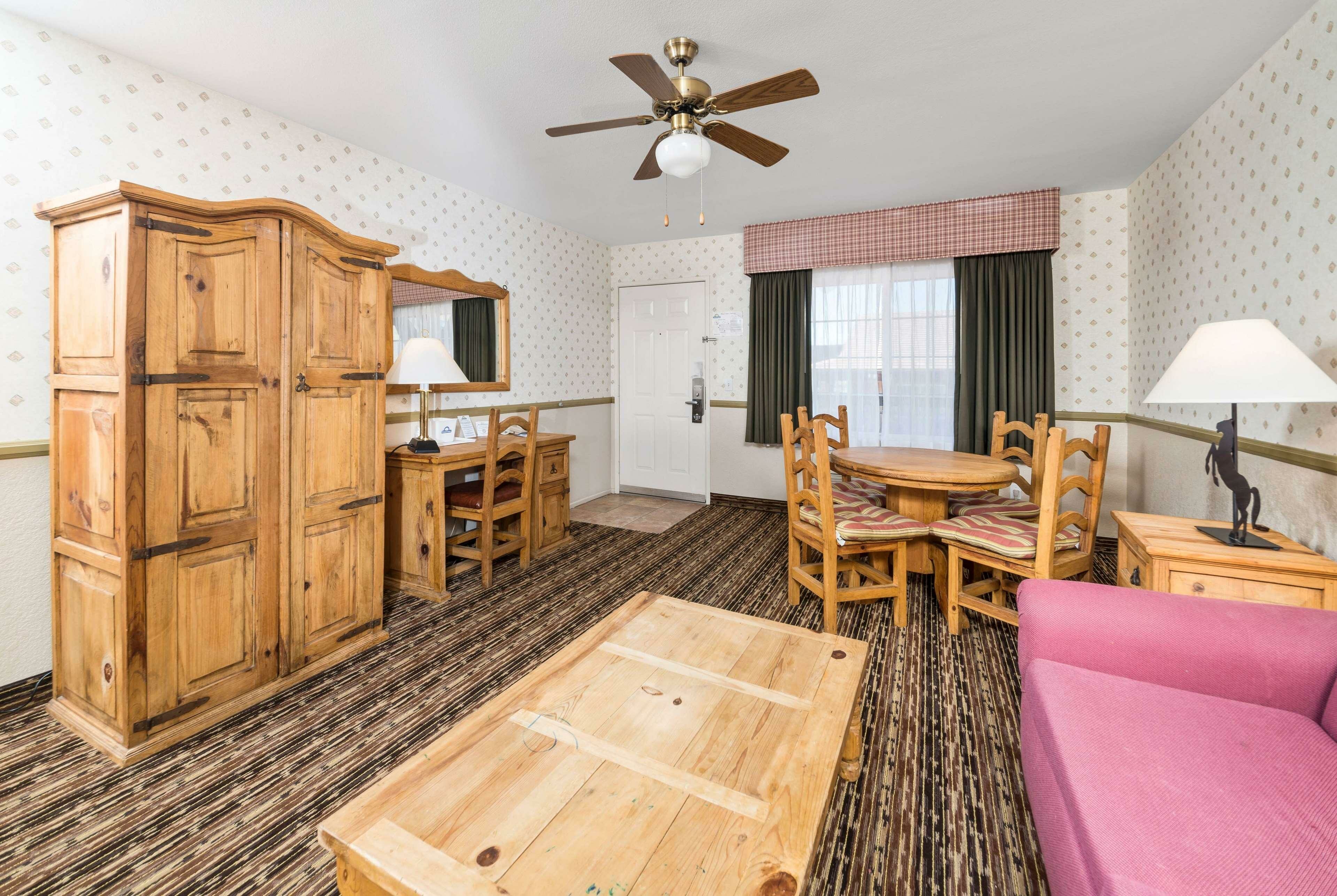 Фото Days Inn by Wyndham Lebec