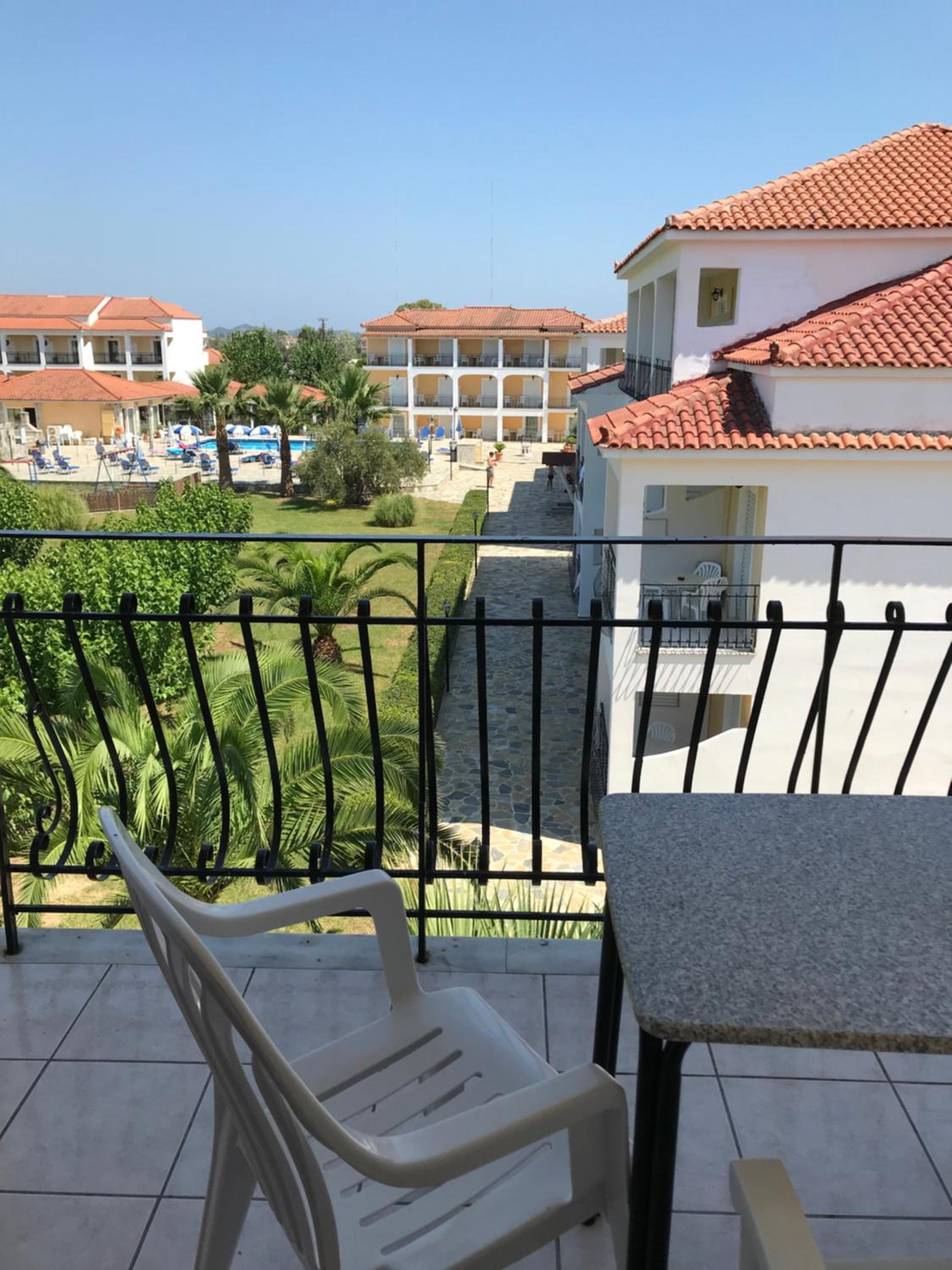 Фото Village Inn Studios & Family Apartments