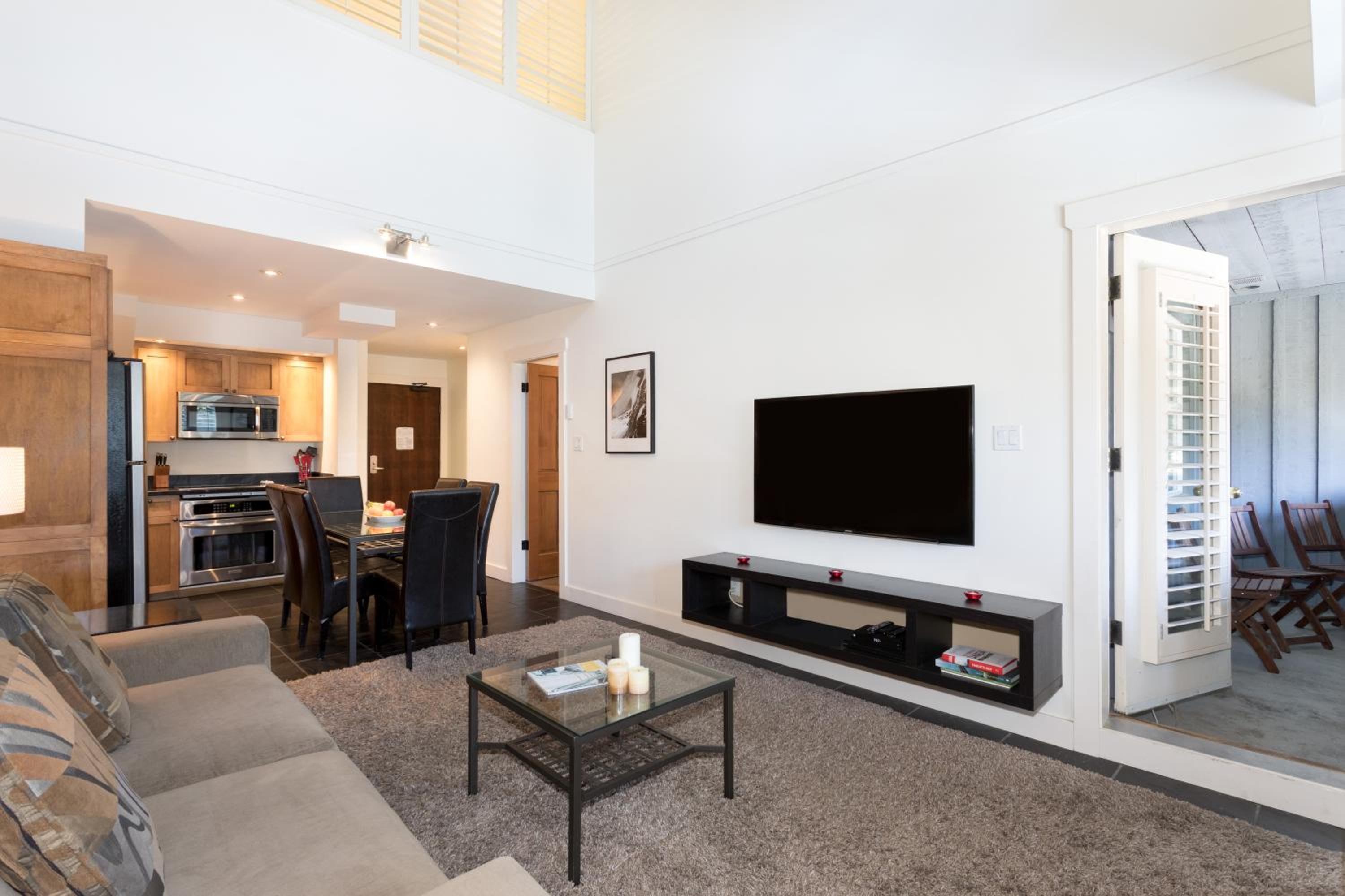 Фото Glacier Lodge Boutique Hotel