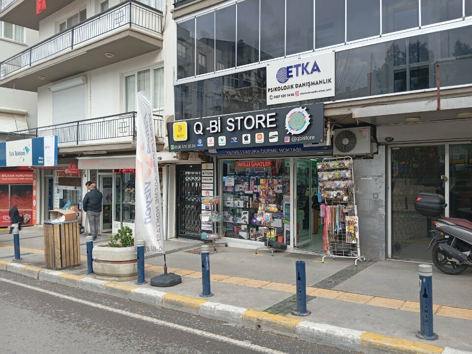 Items for mobile phones Q Bi Store, Izmir, photo