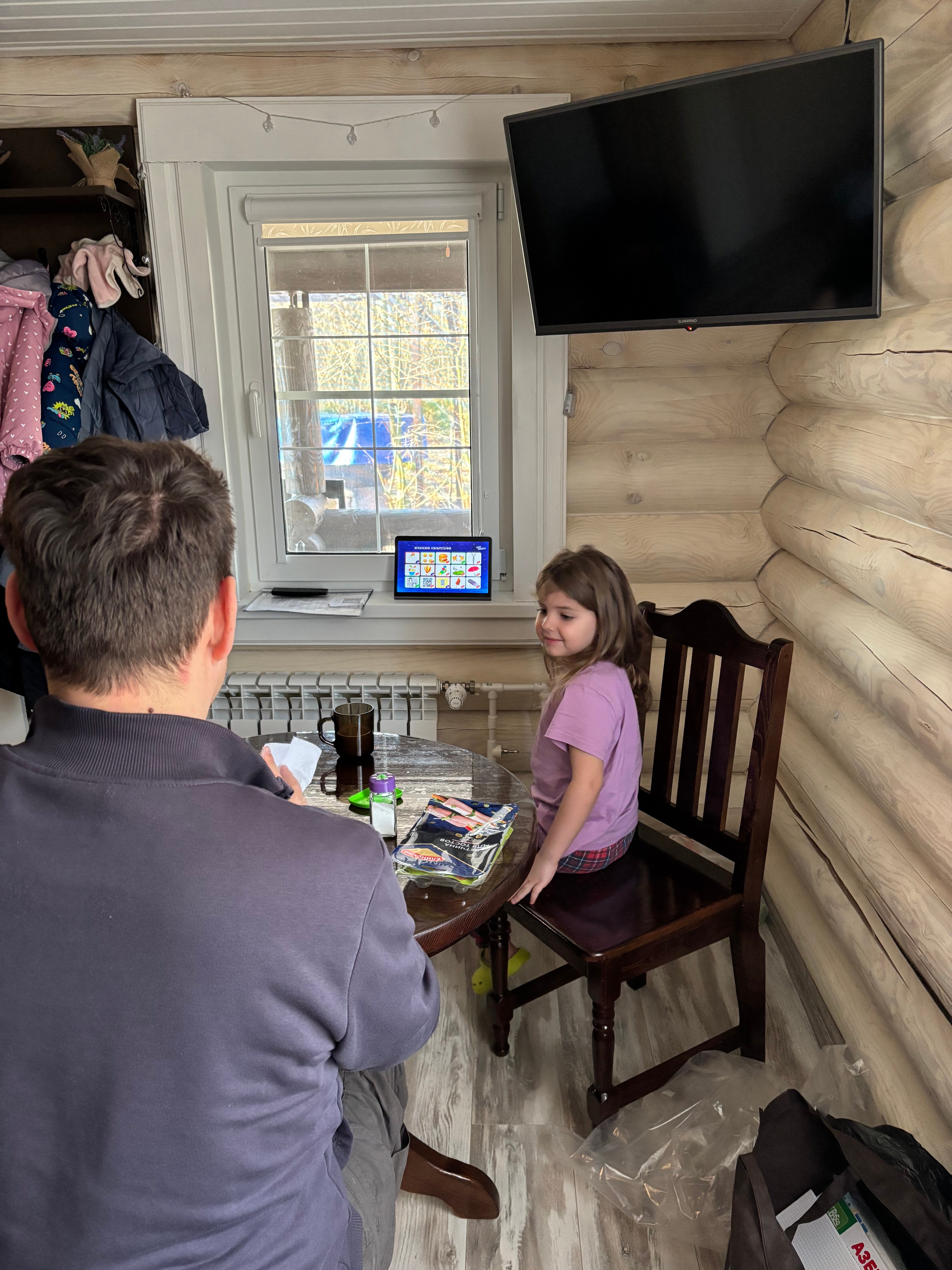 Фото Уютный домик в лесу у пруда