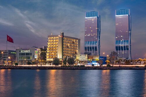 Гостиница Hilton Garden Inn Izmir Bayrakli в Каршияке