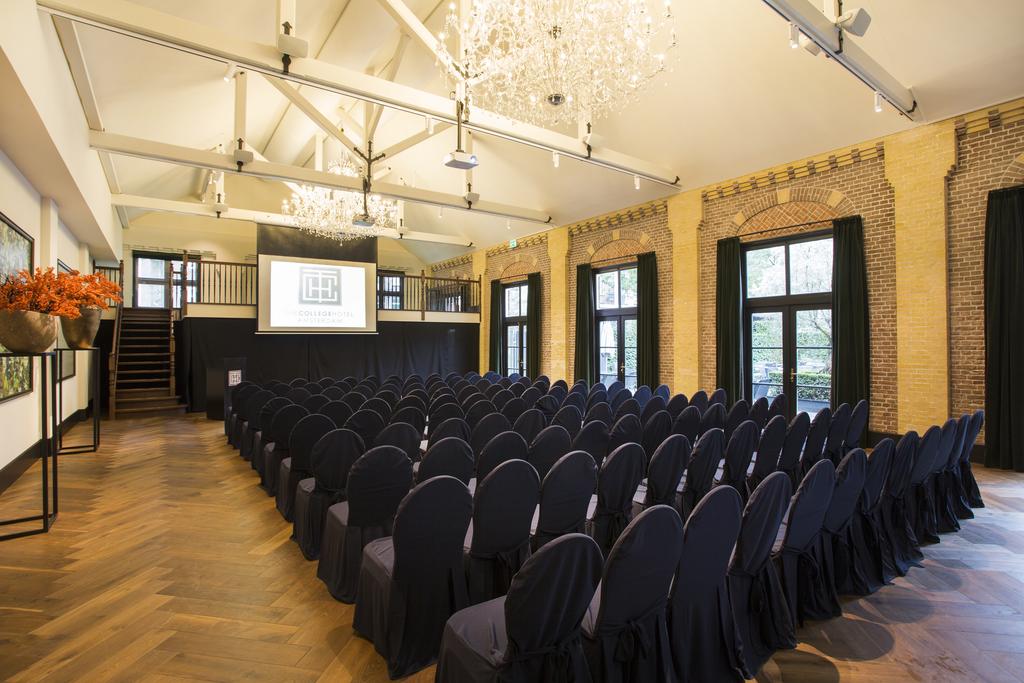 Фото The College Hotel