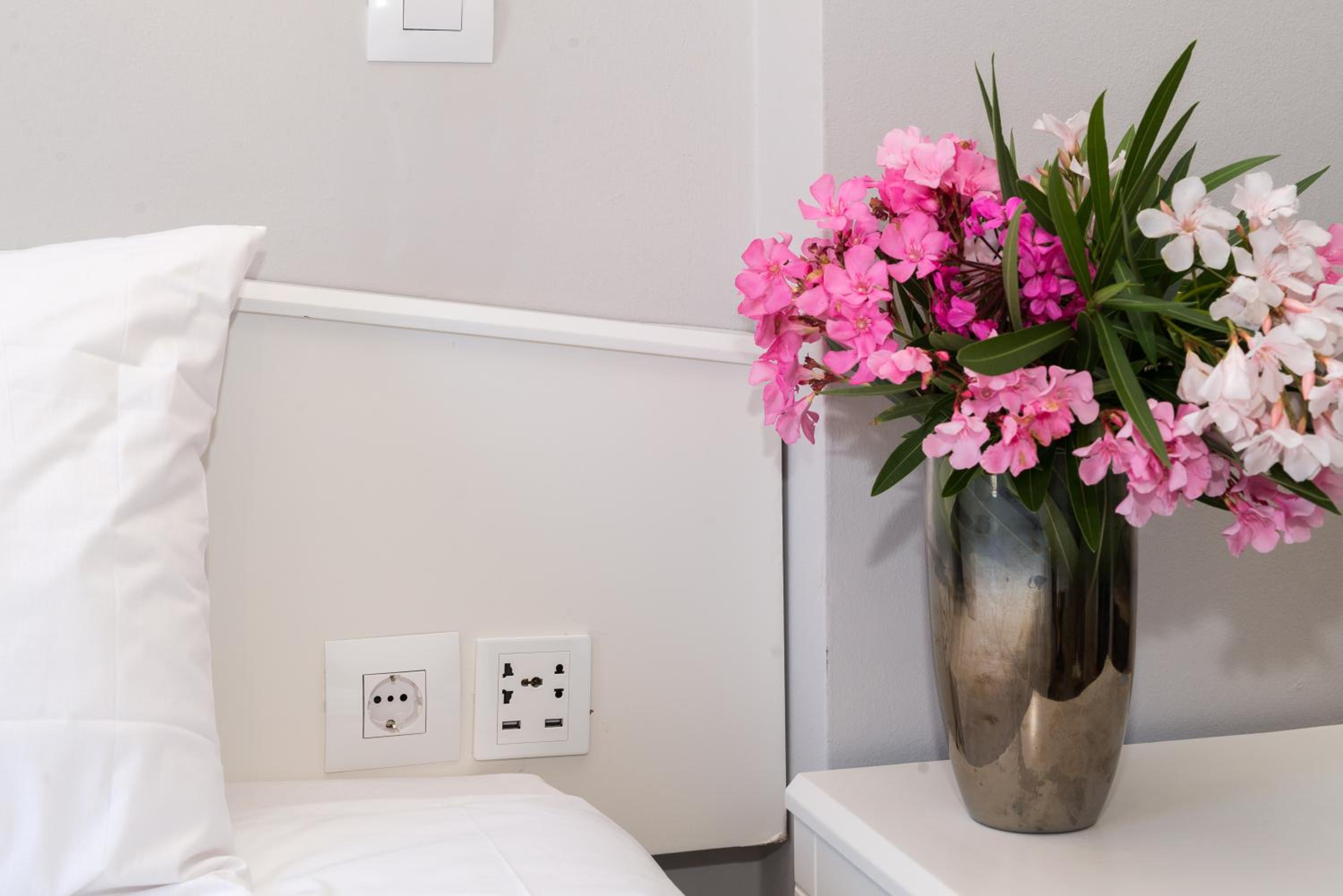 Фото Rooms 48 by Zante Plaza