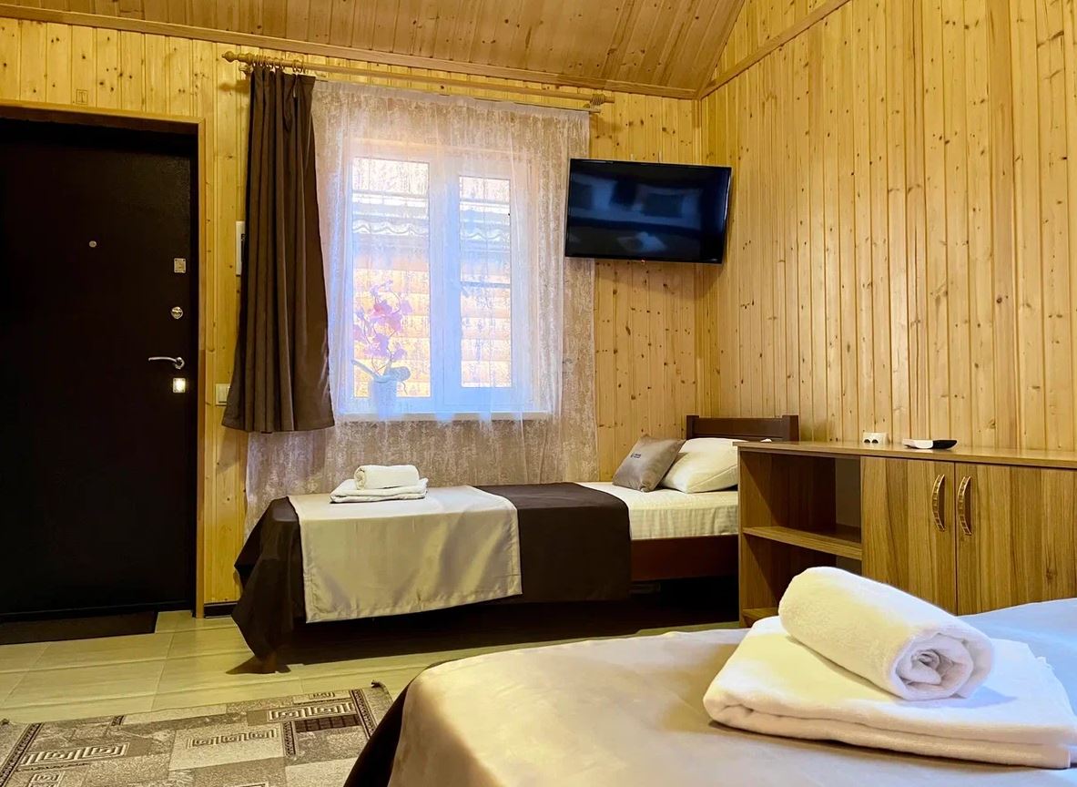 Фото У пруда от Травел Хотелс Антураж