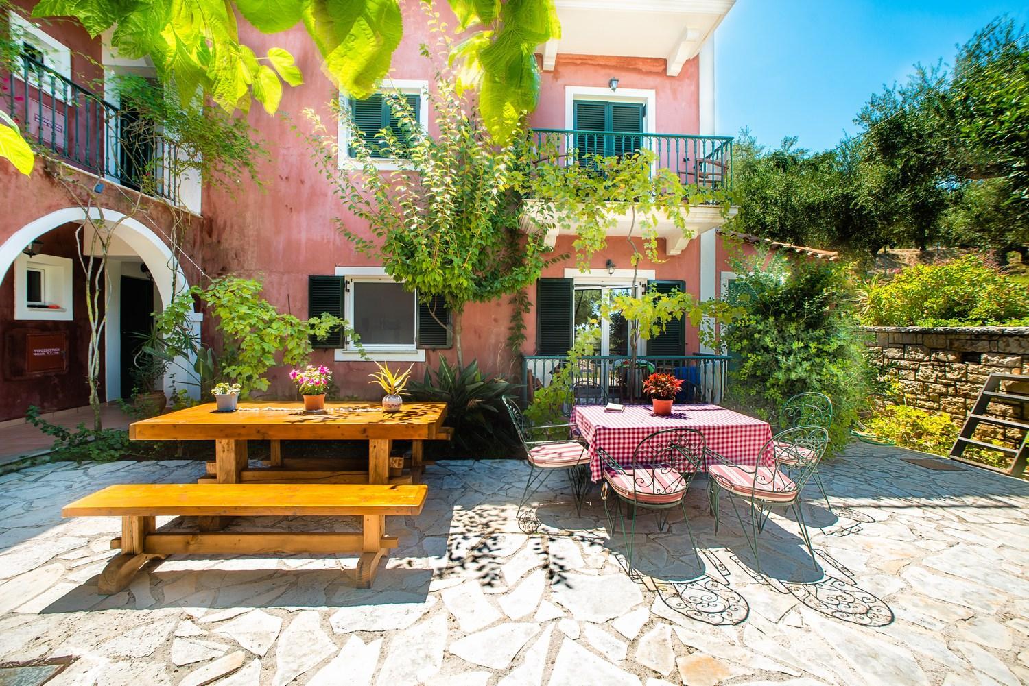 Фото Villa Liofyto Apartments