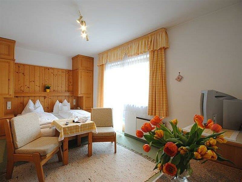 Гостиница People's Hotel в Капруне
