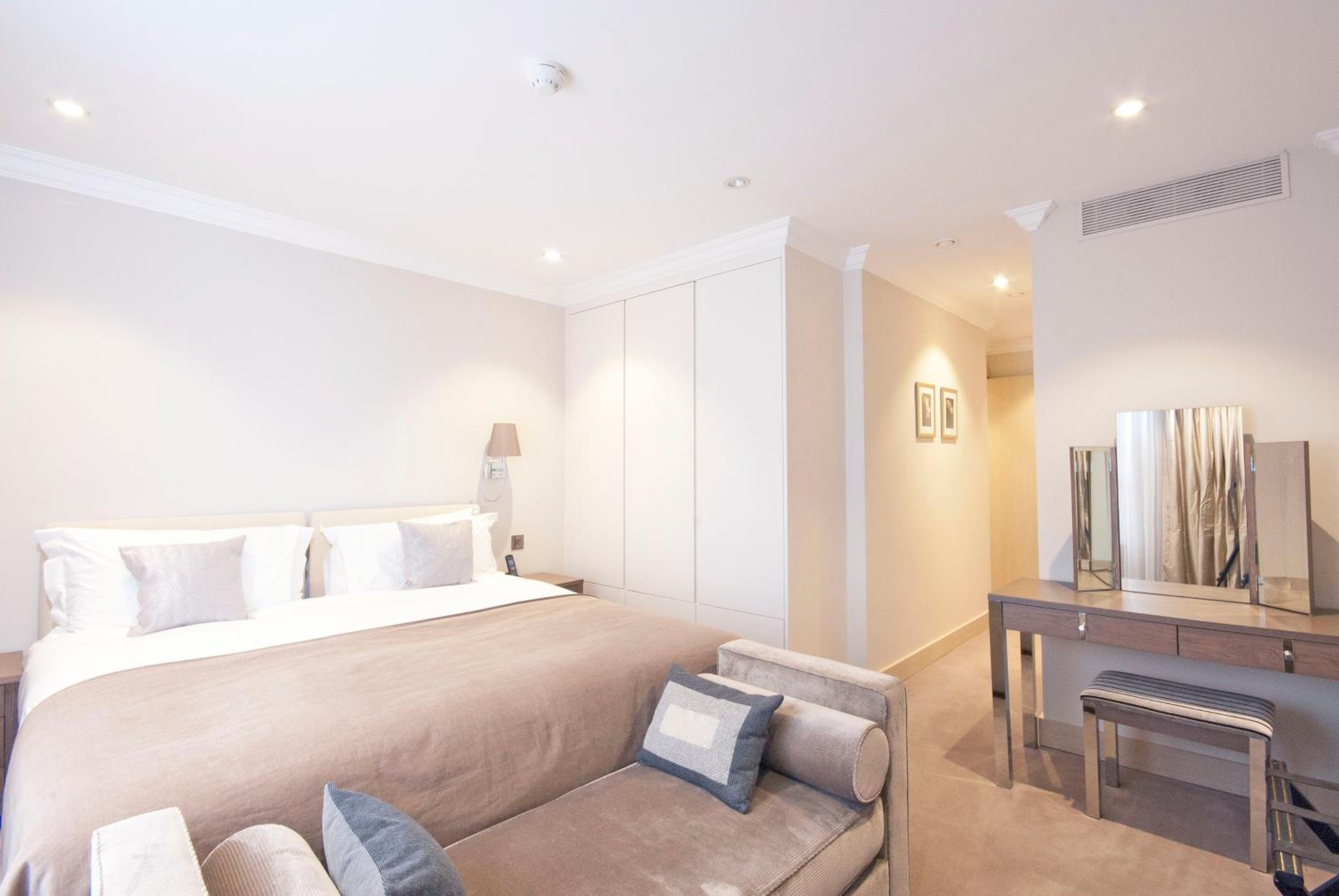 Фото Claverley Court