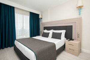 Гостиница Falcon Hotel