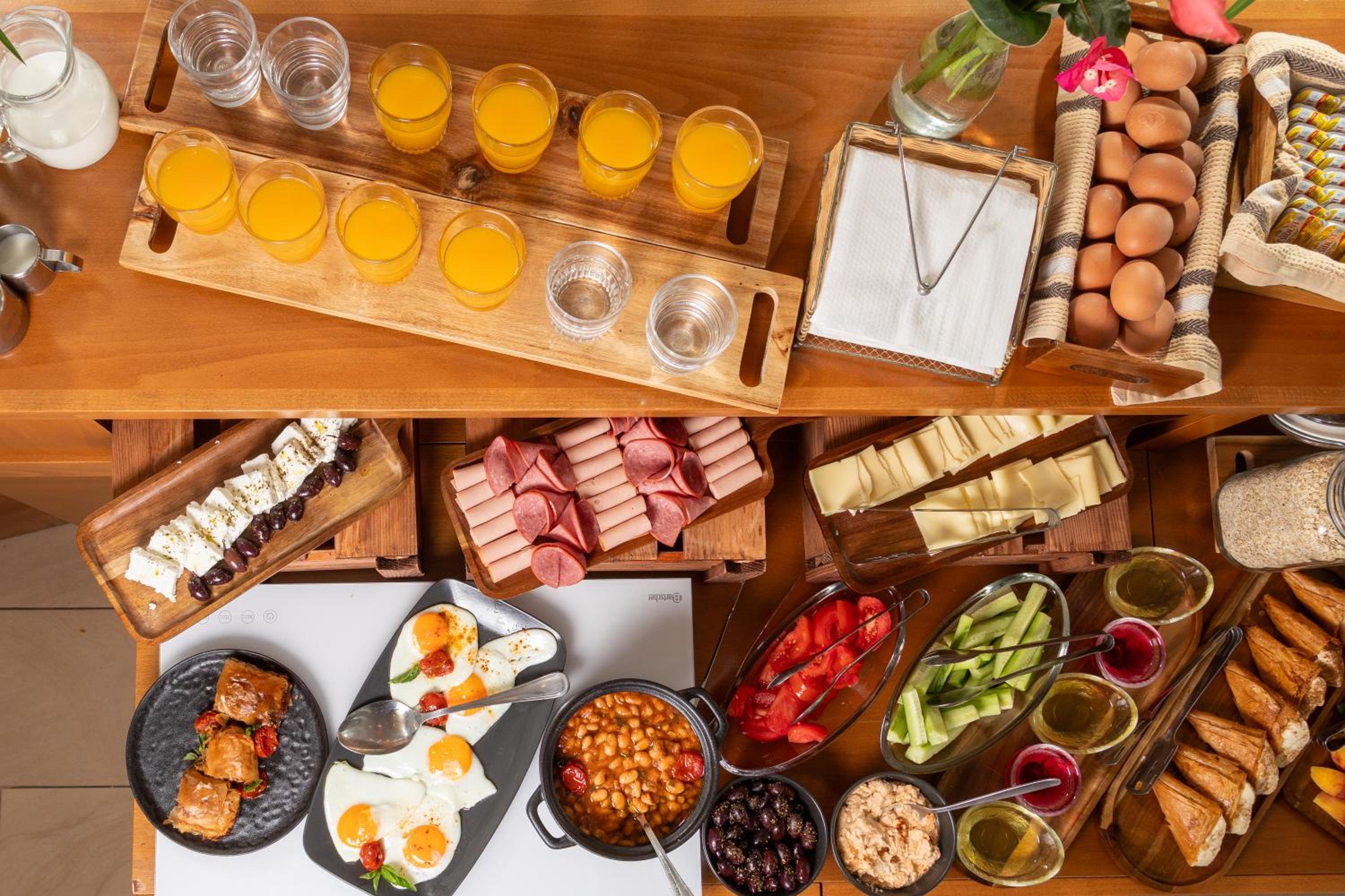 Фото Bella Vista Beach Hotel and Studios